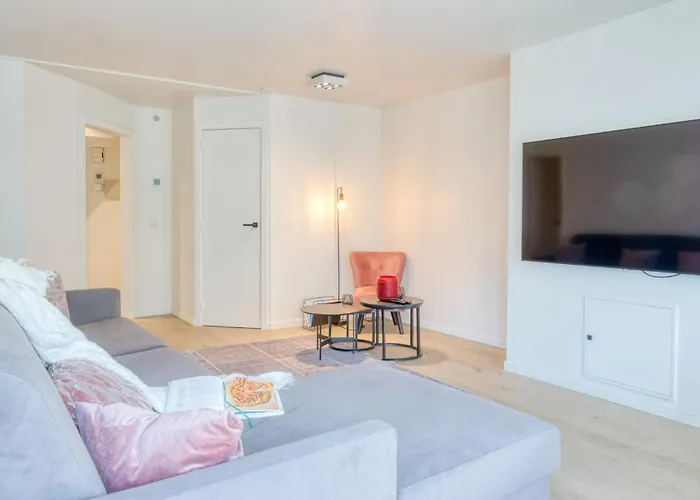 Bright & Stylish For 4 In